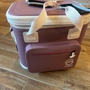 Pro Insulated Cooler Bag in Mauve and White holds 24 cans